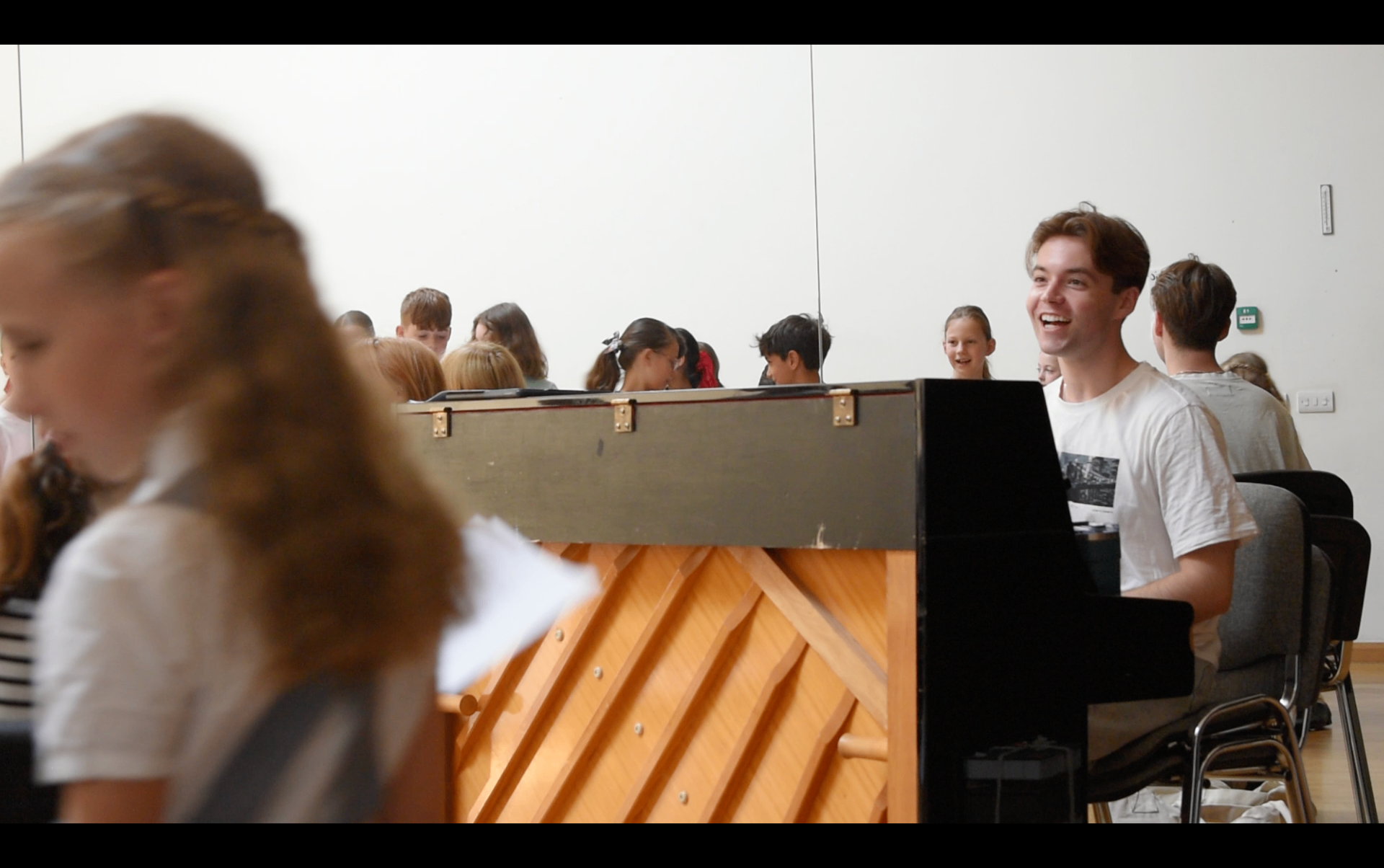 A ReAct tutor accompanying a class at the piano